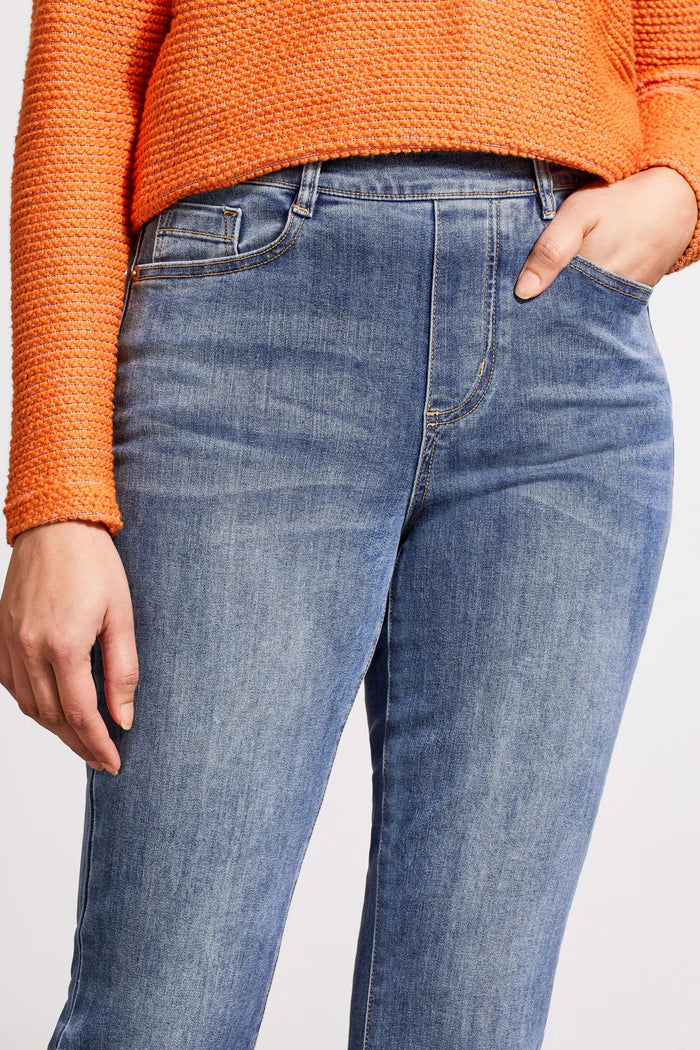 Audrey Pull on Jean